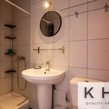 Eleni's Super Central Apartments! 5 Minutes Walking From Everything!