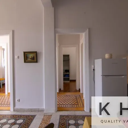 Eleni's Super Central Apartments! 5 Minutes Walking From Everything!