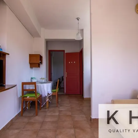 Eleni's Super Central Apartments! 5 Minutes Walking From Everything! *